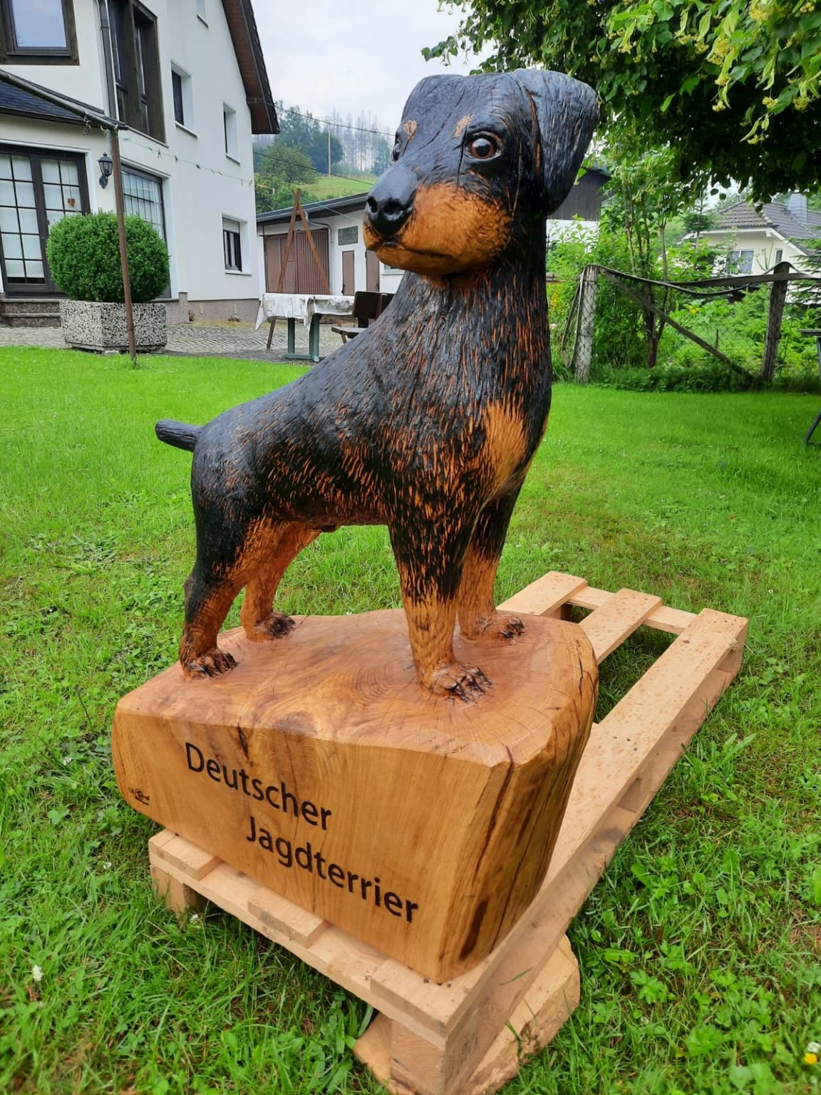 Hund aus Holz geschnitzt